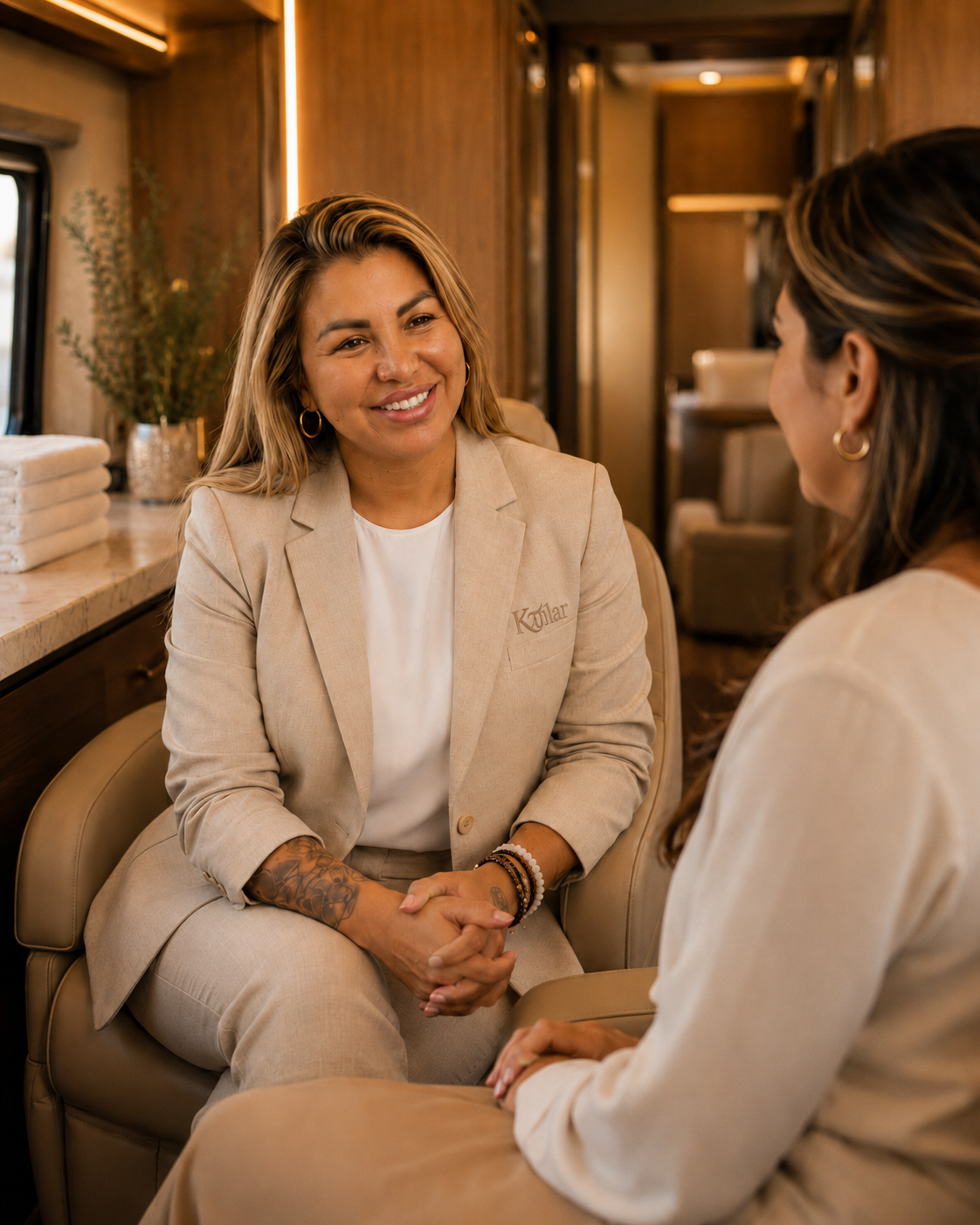 Vanesa, profesional de Kπlar, escuchando a una clienta